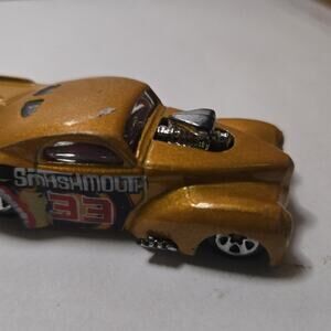Hot Wheels: ‘41 WILLYS Smashville #33 Smashmouth Gold Coupe 1/64